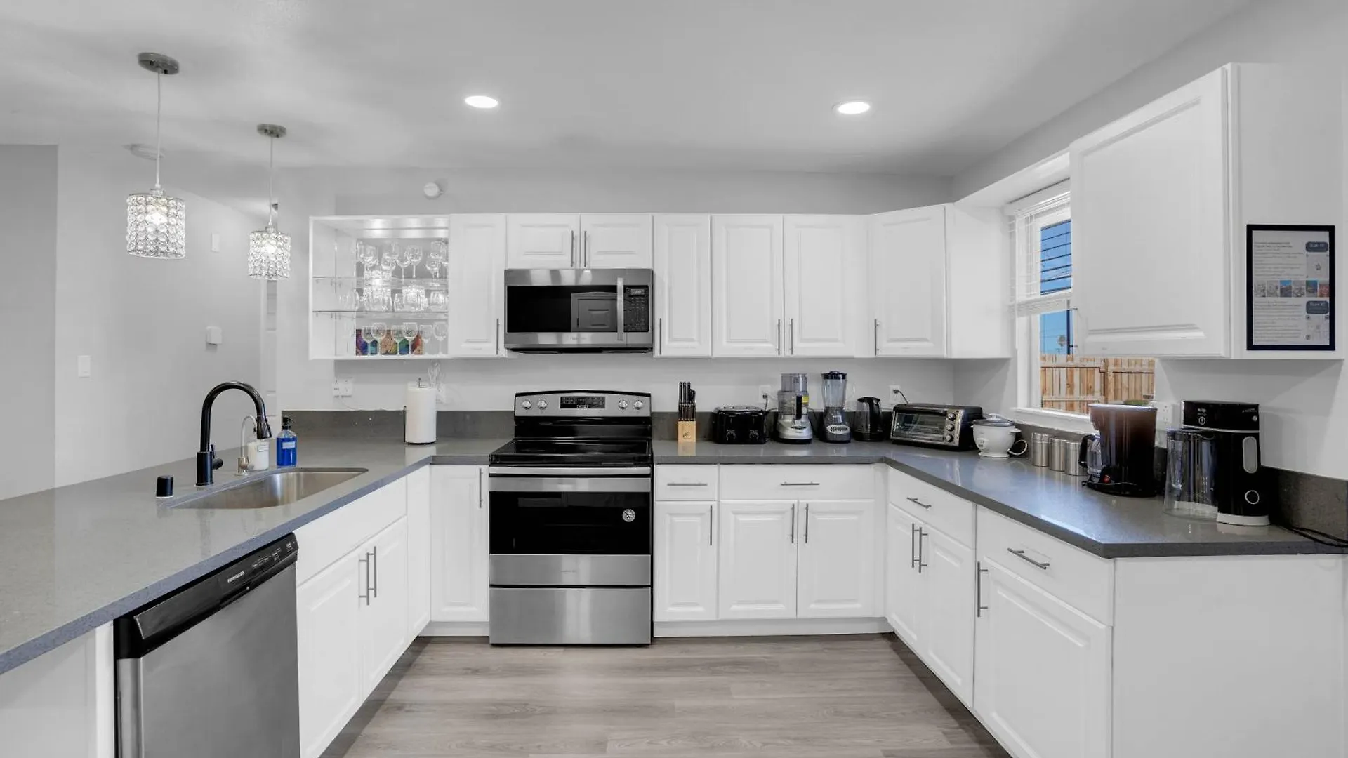 הוילה לאס וגאס Big Group, Remodeled, Landscaped, King Beds, Desks