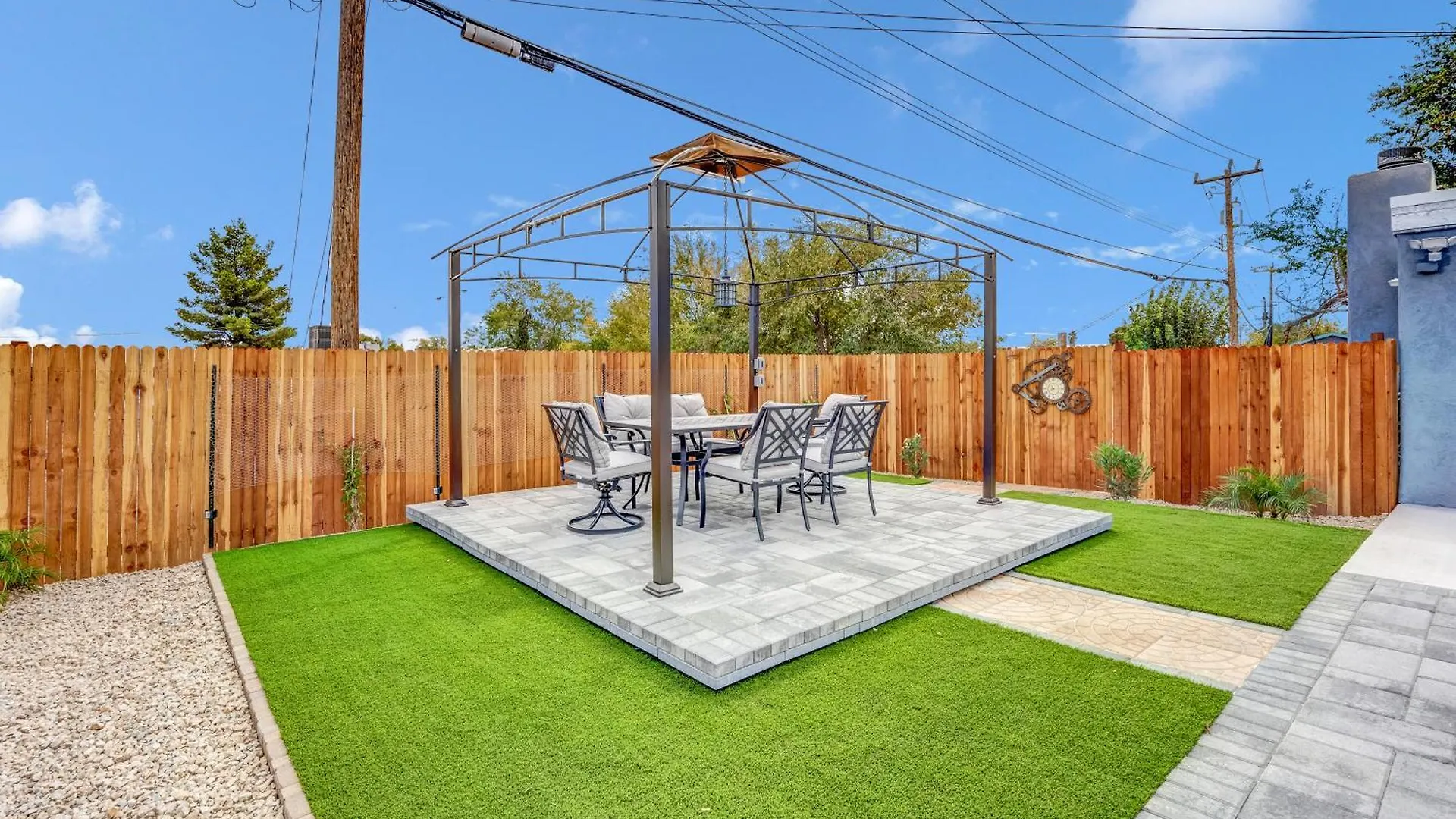 הקונטקטים של Big Group, Remodeled, Landscaped, King Beds, Desks