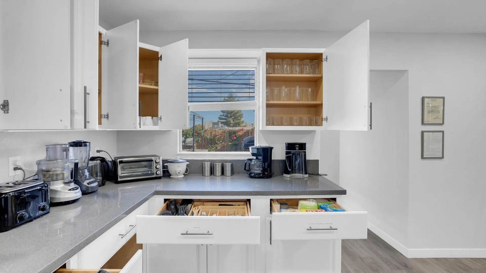 Villa Big Group, Remodeled, Landscaped, King Beds, Desks Las Vegas