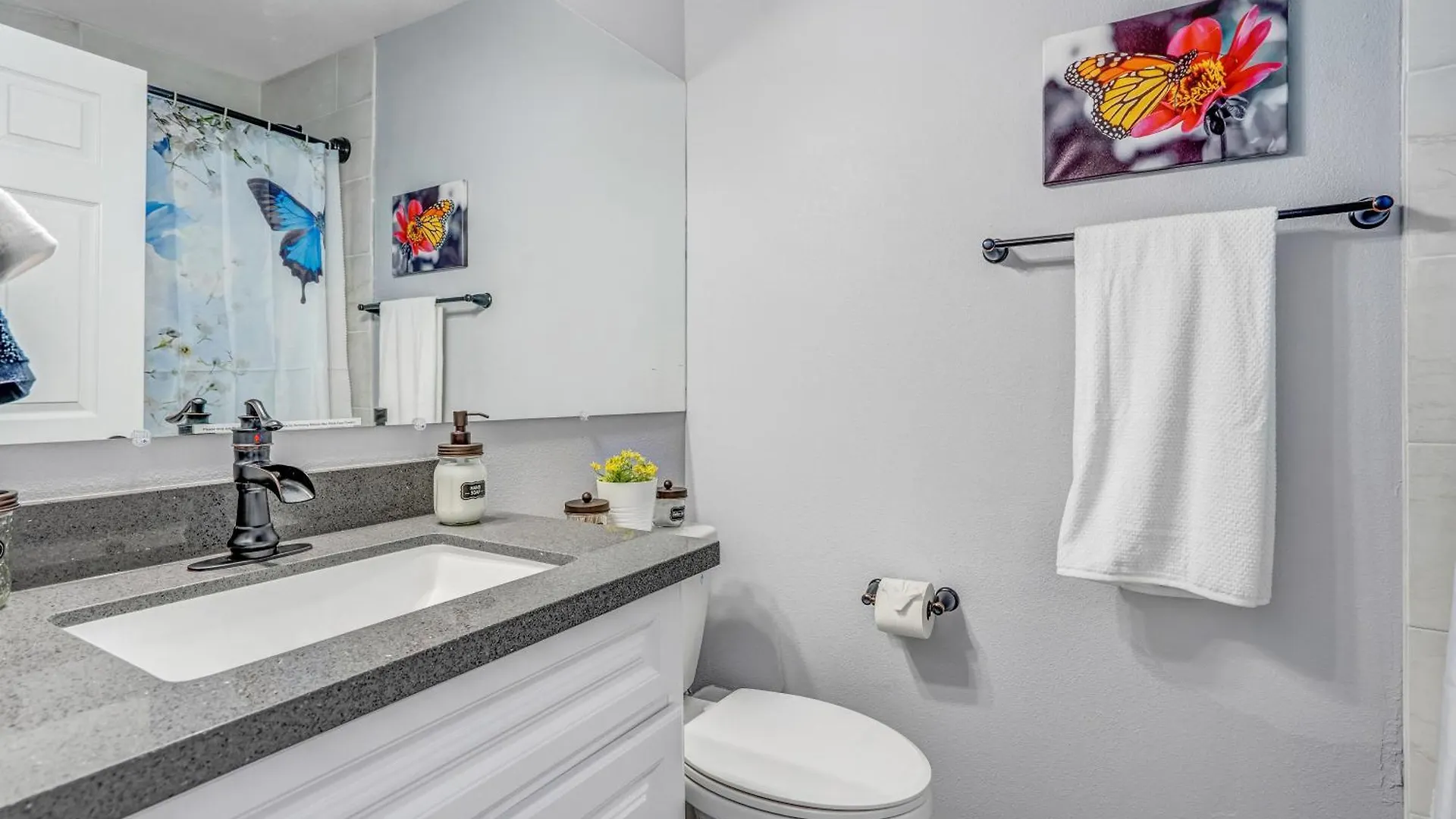 Villa Big Group, Remodeled, Landscaped, King Beds, Desks Las Vegas
